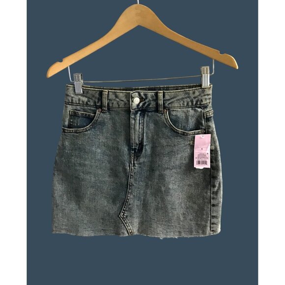 WILD FABLE -WOMENS MEDIUM WASH KNEE LENGHT DISTRESS HEM DENIM SKIRT SIZE 4 -NEW - Picture 1 of 5